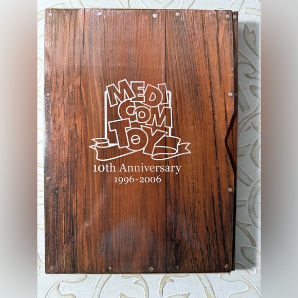 Medicom Toy 10th Anniversary Bearbrick Set (1996-2006) - Picture 2 of 3